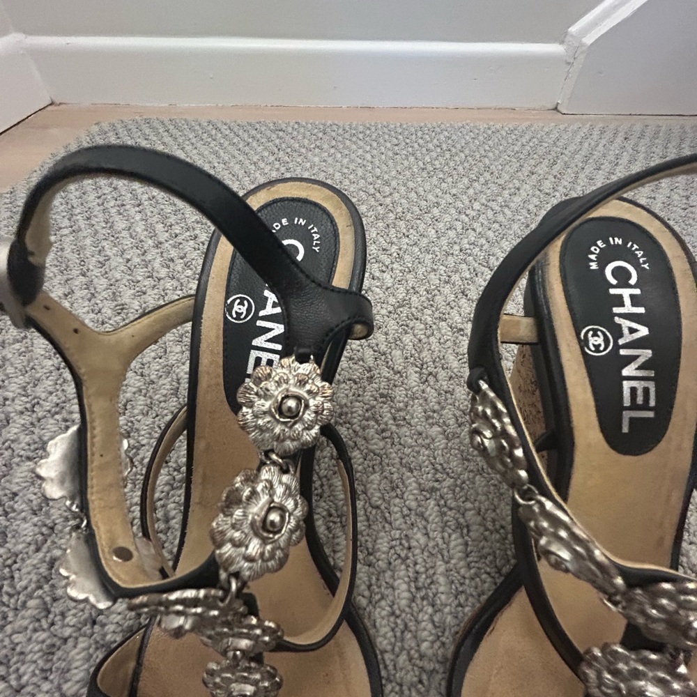 AUTHENTIC Chanel Black Sandals with Silver Flowers, Size 37.5 - Picture 4 of 7